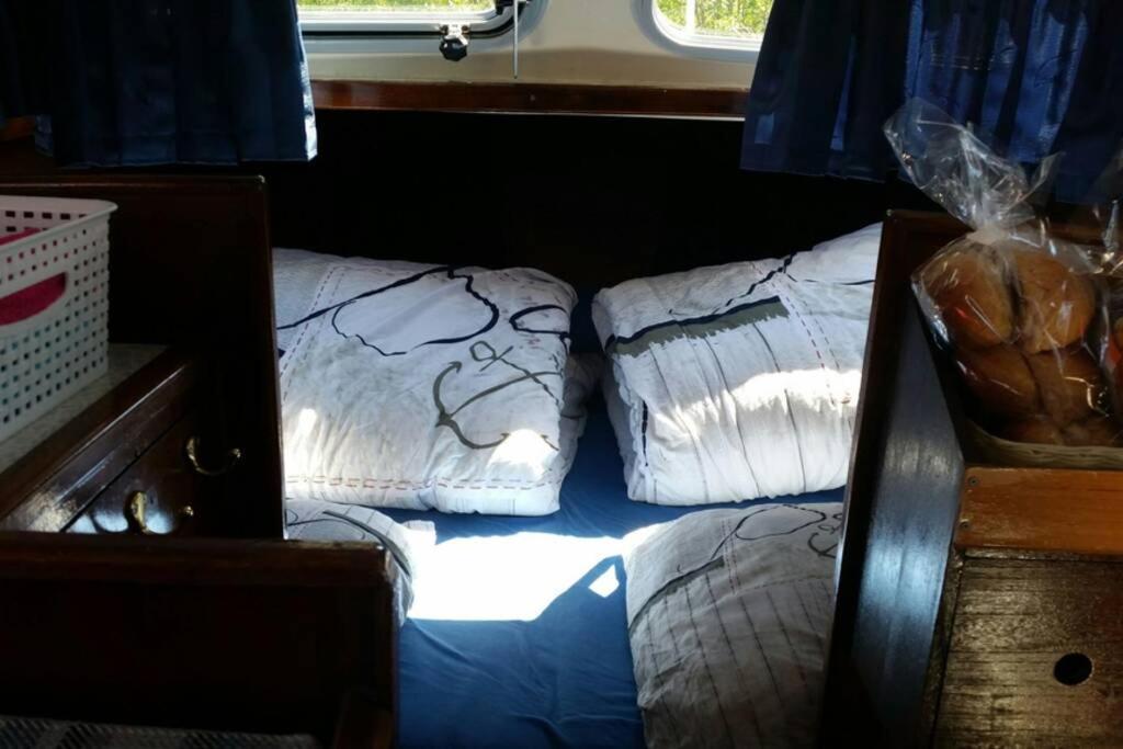 Boat Allemansfreon - Kamperen Op Het Water - Niet Om Mee Te Varen - Read Host Profile-Lees Hostprofiel Jutrijp 외부 사진
