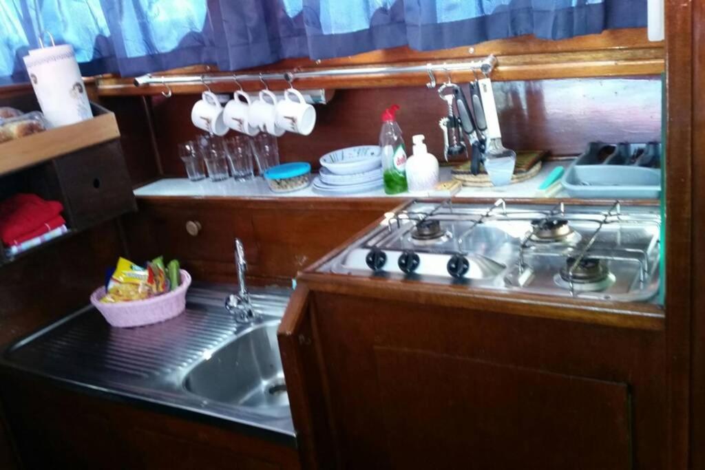 Boat Allemansfreon - Kamperen Op Het Water - Niet Om Mee Te Varen - Read Host Profile-Lees Hostprofiel Jutrijp 외부 사진