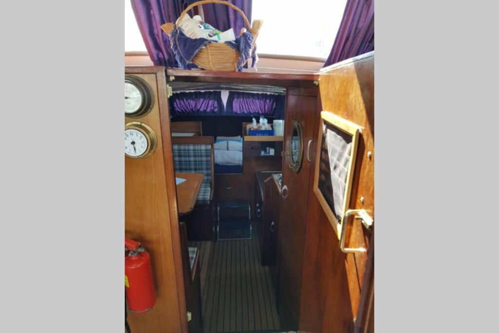 Boat Allemansfreon - Kamperen Op Het Water - Niet Om Mee Te Varen - Read Host Profile-Lees Hostprofiel Jutrijp 외부 사진