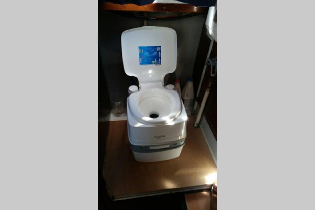 Boat Allemansfreon - Kamperen Op Het Water - Niet Om Mee Te Varen - Read Host Profile-Lees Hostprofiel Jutrijp 외부 사진