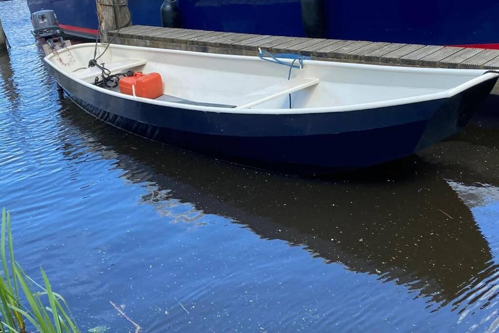 Boat Allemansfreon - Kamperen Op Het Water - Niet Om Mee Te Varen - Read Host Profile-Lees Hostprofiel Jutrijp 외부 사진