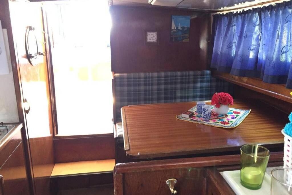 Boat Allemansfreon - Kamperen Op Het Water - Niet Om Mee Te Varen - Read Host Profile-Lees Hostprofiel Jutrijp 외부 사진