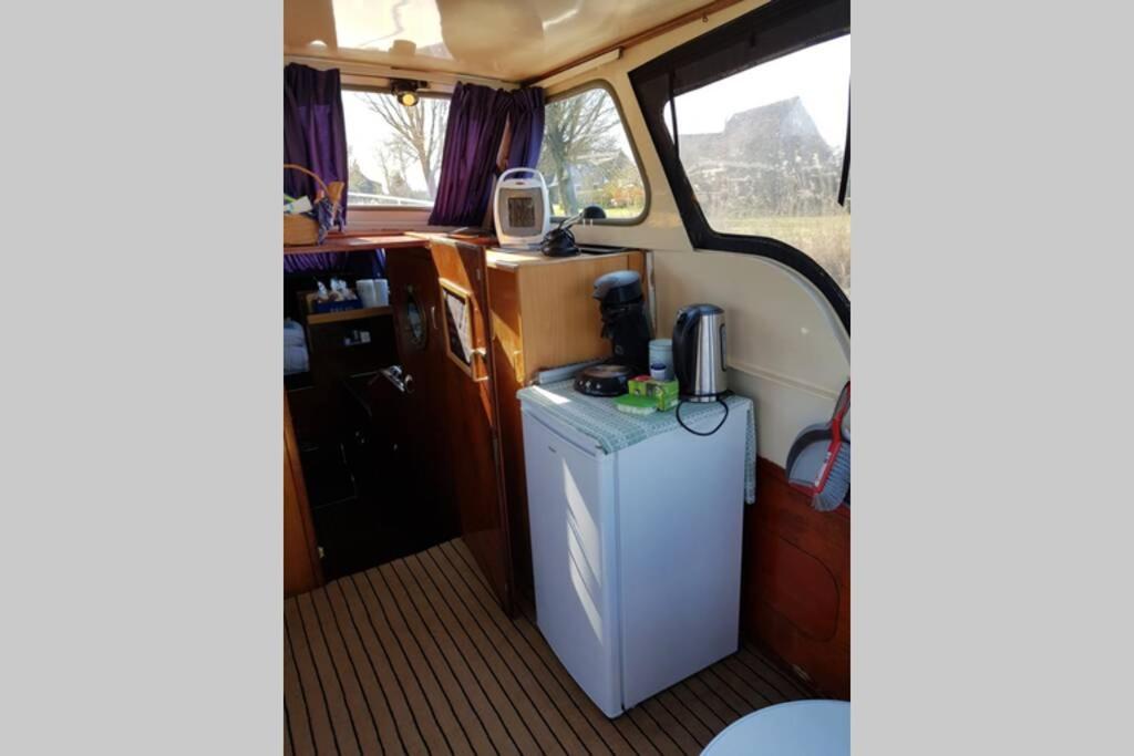 Boat Allemansfreon - Kamperen Op Het Water - Niet Om Mee Te Varen - Read Host Profile-Lees Hostprofiel Jutrijp 외부 사진