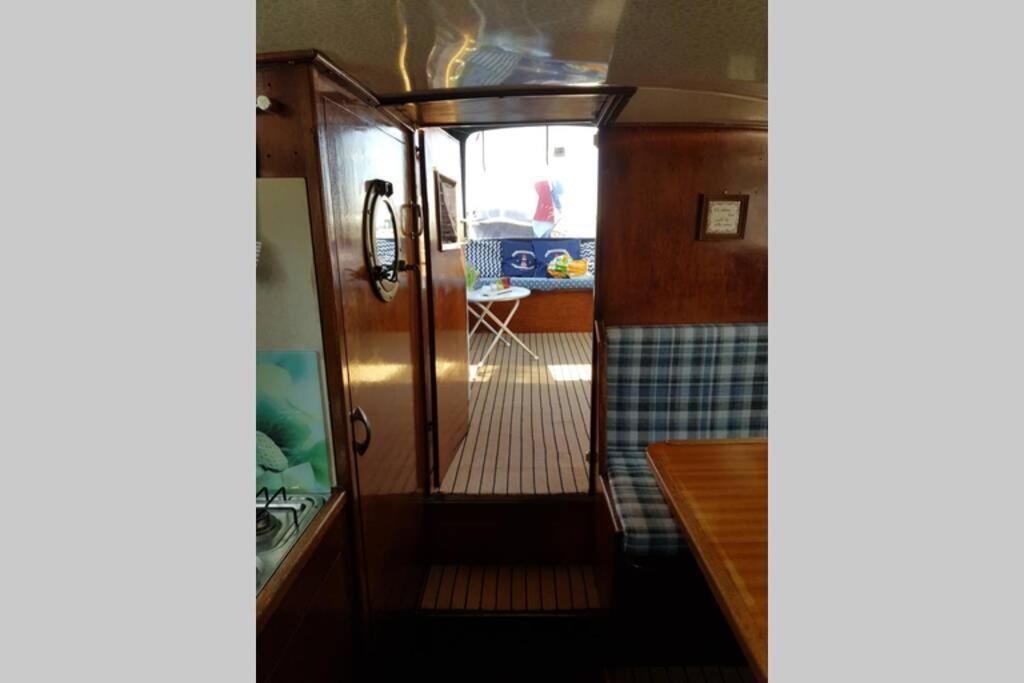 Boat Allemansfreon - Kamperen Op Het Water - Niet Om Mee Te Varen - Read Host Profile-Lees Hostprofiel Jutrijp 외부 사진