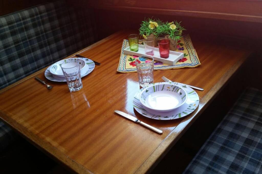 Boat Allemansfreon - Kamperen Op Het Water - Niet Om Mee Te Varen - Read Host Profile-Lees Hostprofiel Jutrijp 외부 사진