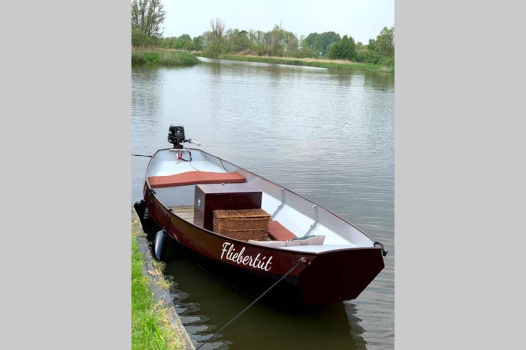 Boat Allemansfreon - Kamperen Op Het Water - Niet Om Mee Te Varen - Read Host Profile-Lees Hostprofiel Jutrijp 외부 사진
