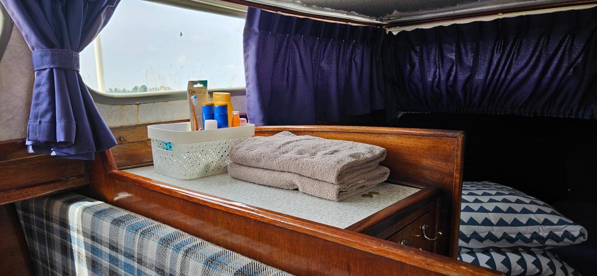 Boat Allemansfreon - Kamperen Op Het Water - Niet Om Mee Te Varen - Read Host Profile-Lees Hostprofiel Jutrijp 외부 사진
